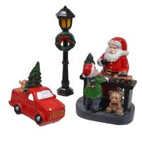 Skena e Krishtlindjes figura nga poliresina, Santa Claus me makine dhe fener - 3 cope
