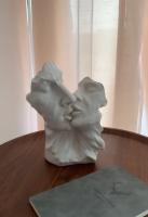 Vazo qeramike një çifti që puthen, 4*5*24cm