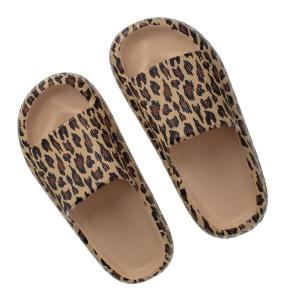 Shapka  per femra ngjyre bezhe me printim leopard