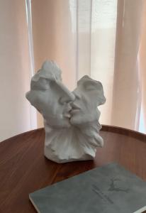 Vazo qeramike një çifti që puthen, 4*5*24cm
