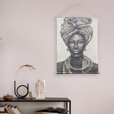 Pikturë etnike tekstili "Figura e femrës bardh e zi" me mbështetëse druri 76x97 cm