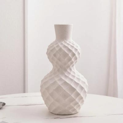 Vazo qeramike me sipërfaqe rombesh, e bardhë, 4*H21cm