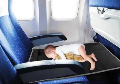 Krevat portativ për fëmijën në avion