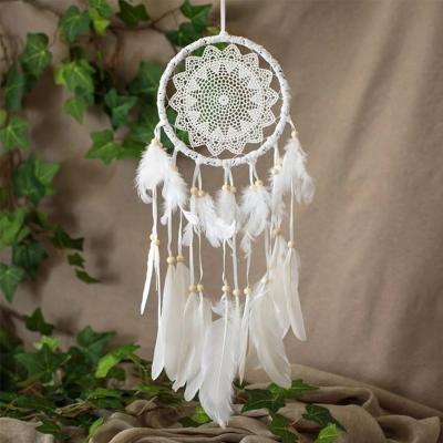 Dreamcatcher e bardhë me dantella dhe rruaza druri 16x47cm