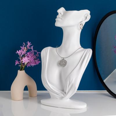 Organizues bizhuterish ne forme statuje