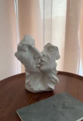 Vazo qeramike një çifti që puthen, 4*5*24cm